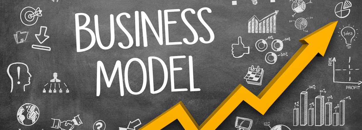 Business model; krijtbord met aantekeningen en een stijgende pijl