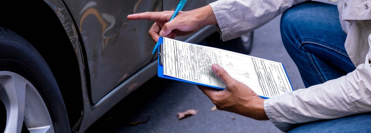 Schade expert bekijkt de schade aan een auto