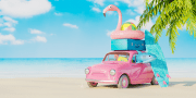 Roze auto met bagage en strandspullen klaar voor vakantie op een strand met de zee, blauwe lucht en een palmboom op de achtergrond