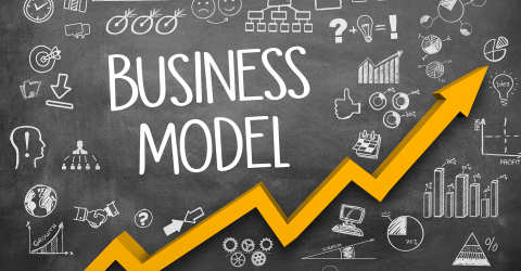 Business model; krijtbord met aantekeningen en een stijgende pijl