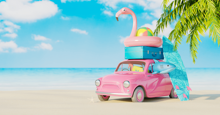 Roze auto met bagage en strandspullen klaar voor vakantie op een strand met de zee, blauwe lucht en een palmboom op de achtergrond